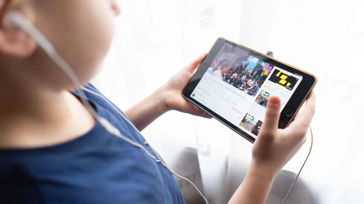 Application IPTV Smarters Pro ouverte sur tablette tactile et écran de télévision