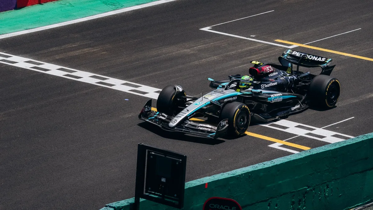 Monoplace de course automobile sur circuit de vitesse pour retransmission sportive