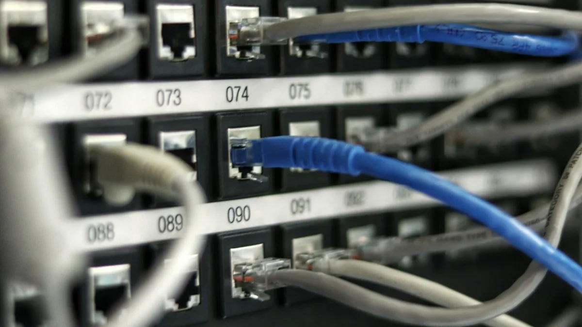Routeur Wi-Fi moderne avec câbles réseau Ethernet pour streaming sans coupure