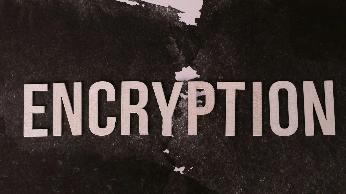 Concept de cybersécurité avec cadenas numérique et chiffrement de flux de données