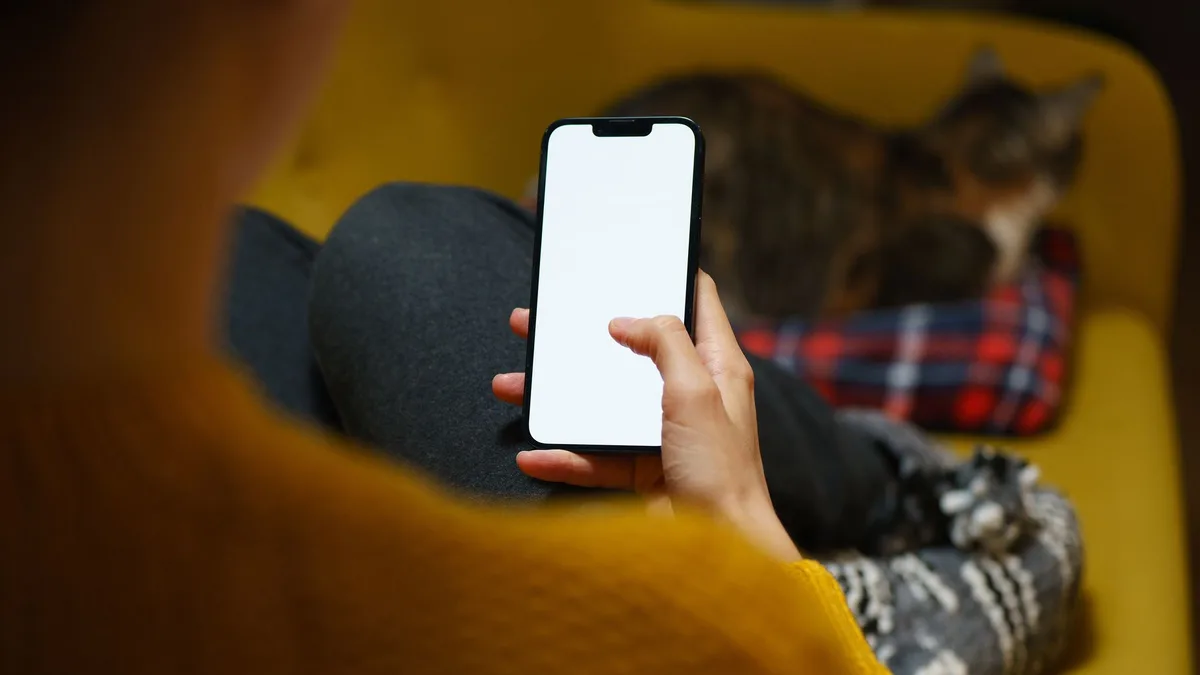 Utilisateur demandant son test 24h gratuit sur smartphone via WhatsApp